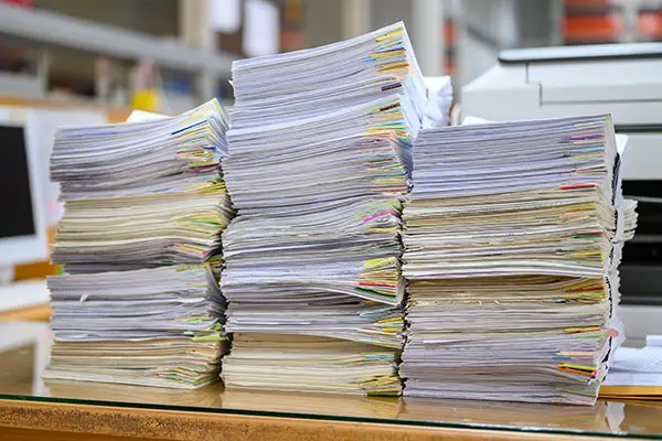 Piles d’archives papier destinées à la collecte, au désarchivage et à la destruction sécurisée par Remondis dans l’Oise.